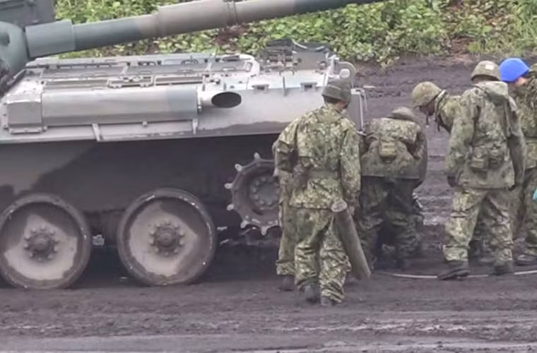 Chưa rõ lý do vì sao xích xe tăng lại bị đứt trong diễn tập.