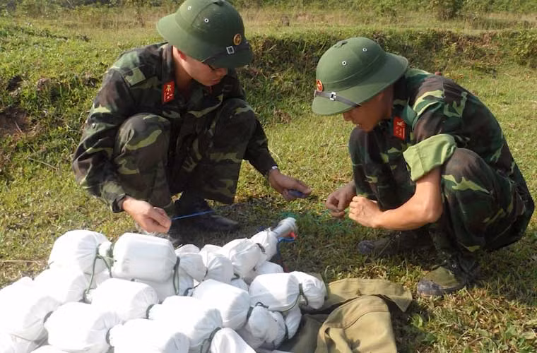 Hiện nay, Viện Khoa học Quân sự Bộ Quốc phòng đã nghiên cứu, chế tạo ra một thiết bị điều khiển nổ mới với nhiều ưu điểm nổi trội, cùng một người điều khiển có thể cho phép gây nổ cùng lúc nhiều bãi tạo giả với quy mô lớn, với nhịp nổ, tốc độ nổ khác nhau. Đặc biệt là điều khiển nổ dưới nước rất hiệu quả. Ảnh: Lắp đặt kíp điều khiển nổ vào vị trí quả nổ.