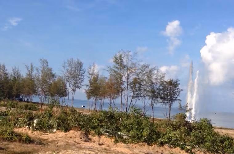 Một lượng nổ tạo giả được điều khiển để nổ dưới nước.