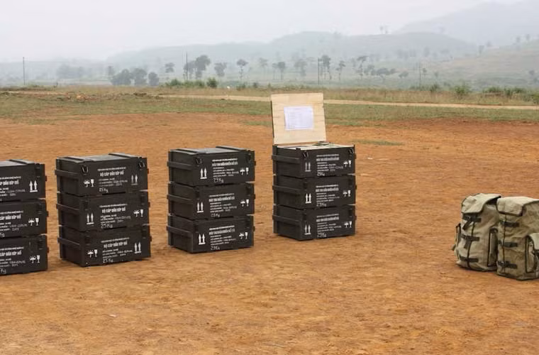 Khi diễn tập quân sự hiệp đồng quân binh chủng, các nhà đạo diễn thường sử dụng lượng nổ bố trí ở các vị trí khác nhau mà trong lĩnh vực quân sự thường gọi là các bãi tạo giả. Mục đích là để tạo ra tiếng nổ ở các mức độ khác nhau, phụ hợp với hỏa lực của các loại binh khí kỹ thuật, sát với các tình huống chiến đấu, làm cho người chiến sĩ có được cảm giác như trong chiến đấu thật. Ảnh: Thiết bị điều khiển nổ được tập trung tới hiện trường, nơi chuẩn bị một cuộc diễn tập của Quân đội Nhân dân Việt Nam.