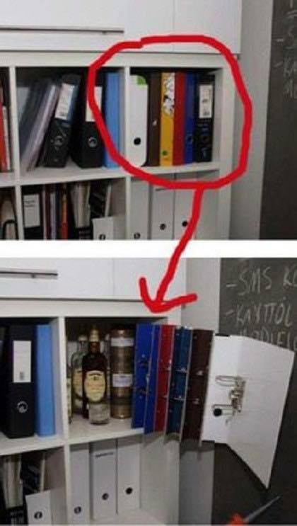 Giấu tiền trong bìa đựng giấy.