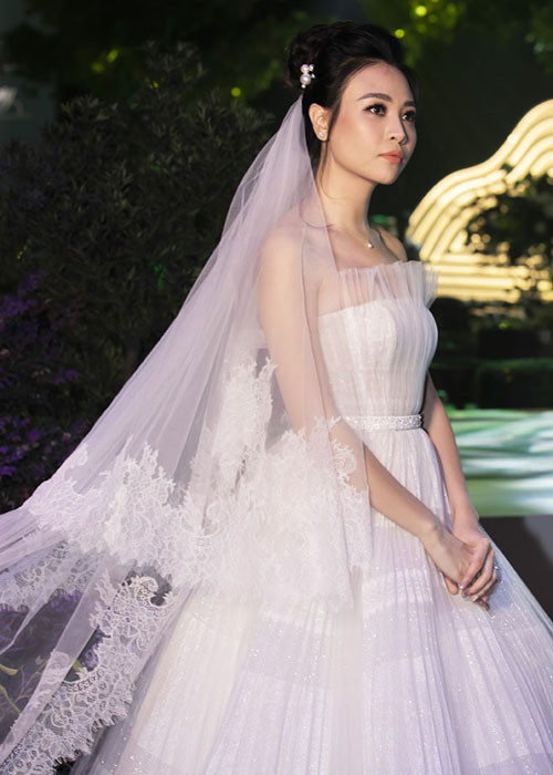 Đàm Thu Trang đẹp lộng lẫy trong chiếc váy cưới trắng.