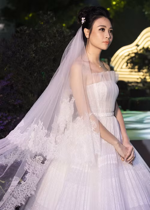 Đàm Thu Trang đẹp lộng lẫy trong chiếc váy cưới trắng.