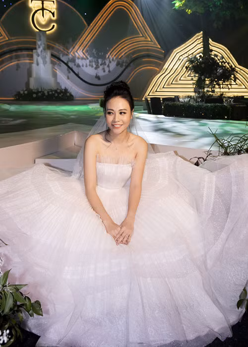 Cô dâu khoe bờ vai trần gợi cảm trong chiếc váy cưới cúp ngực.