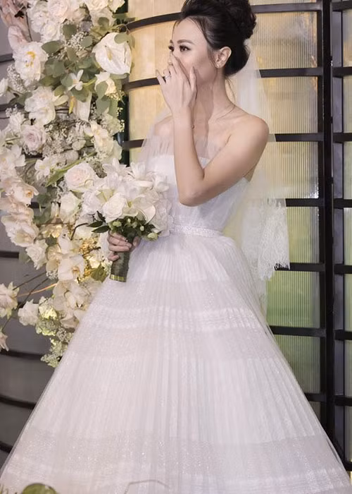 Đàm Thu Trang xúc động trong ngày trọng đại.