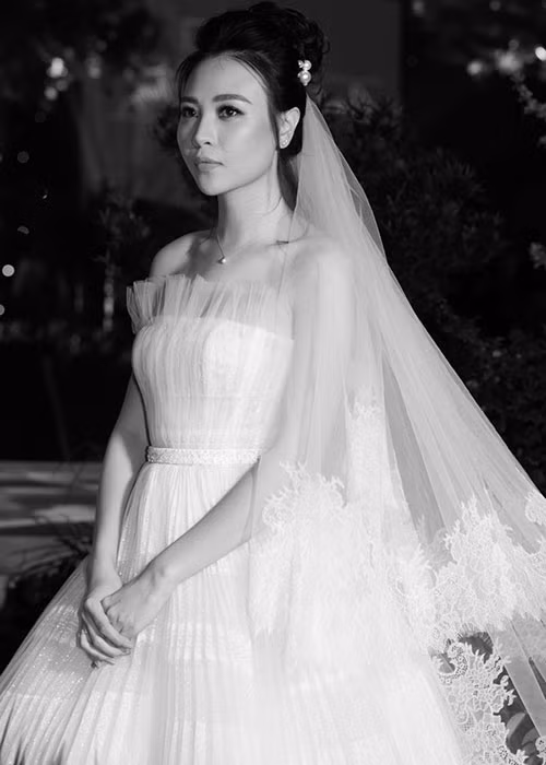 Người hâm mộ không khỏi xao xuyến trước nhan sắc của Đàm Thu Trang trong ngày hạnh phúc.