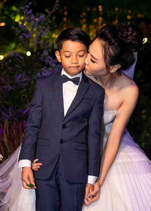 Đàm Thu Trang nắm tay, hôn má bé Subeo ở hậu trường trước khi cử hành hôn lễ.