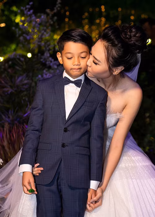 Đàm Thu Trang nắm tay, hôn má bé Subeo ở hậu trường trước khi cử hành hôn lễ.