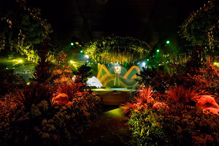 Cô dâu chú rể mời khoảng 1000 vị khách, trong đó có 20 nghệ sĩ, số còn lại là người thân, bạn bè trong giới doanh nhân.