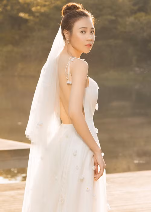 Khi chụp ảnh cưới, Đàm Thu Trang diện đến 9 mẫu trang phục.