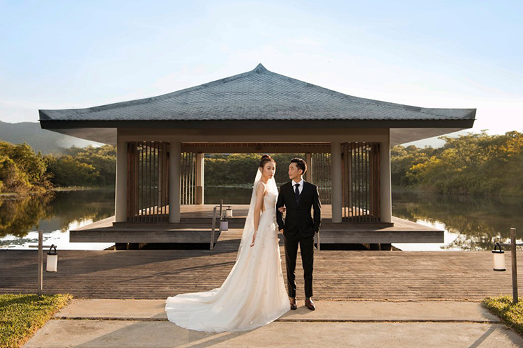 Hình ảnh Đàm Thu Trang diện mẫu váy hở lưng, tà quét đất. Được biết, cô dâu đã đặt riêng NTK Trần Hùng cho mẫu váy này dựa trên phong cách, ngoại hình nhẹ nhàng. Theo nam thiết kế, tổng thời gian để anh hoàn thành mẫu trang phục này là hơn 500 giờ.