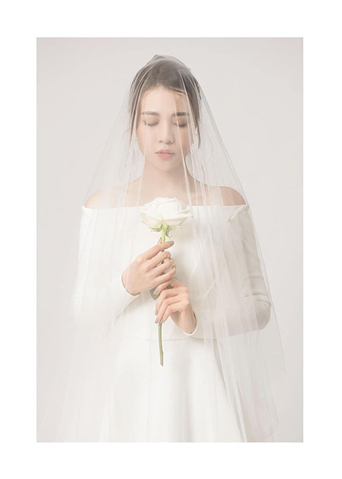 Vợ sắp cưới của Cường Đô la chuộng phong cách tinh tế, tối giản. Vì vậy, nhiều người đoán, trong hôn lễ, Đàm Thu Trang sẽ mặc chiếc váy được thiết kế không quá cầu kỳ.