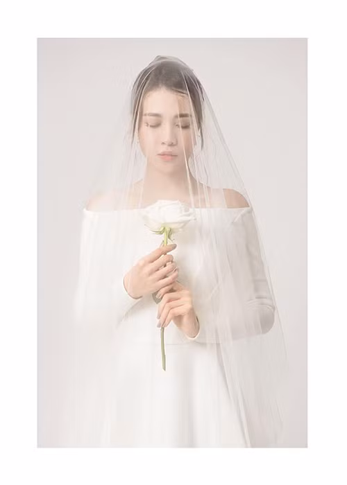 Vợ sắp cưới của Cường Đô la chuộng phong cách tinh tế, tối giản. Vì vậy, nhiều người đoán, trong hôn lễ, Đàm Thu Trang sẽ mặc chiếc váy được thiết kế không quá cầu kỳ.