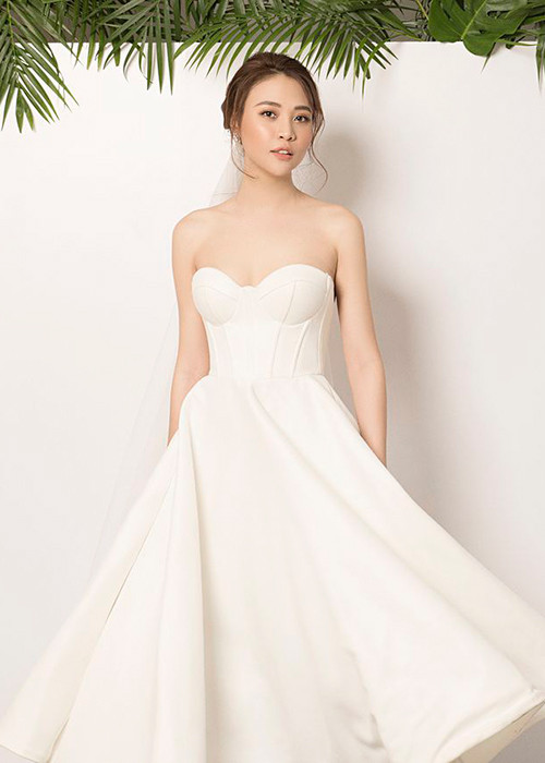 Khi chụp ảnh cưới, Đàm Thu Trang cũng lựa chọn mẫu váy cưới cúp ngực.