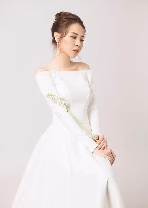 Một mẫu váy cưới tối giản, nhẹ nhàng hợp với tính cách của Đàm Thu Trang.
