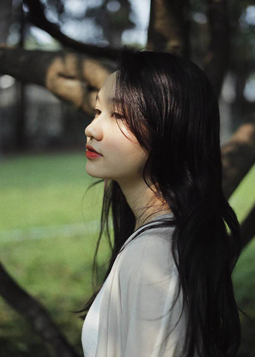 Ngoài đời, Trúc Anh sở hữu vẻ đẹp nữ tính với mái tóc dài thướt tha.