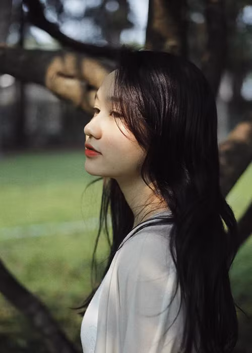 Ngoài đời, Trúc Anh sở hữu vẻ đẹp nữ tính với mái tóc dài thướt tha.