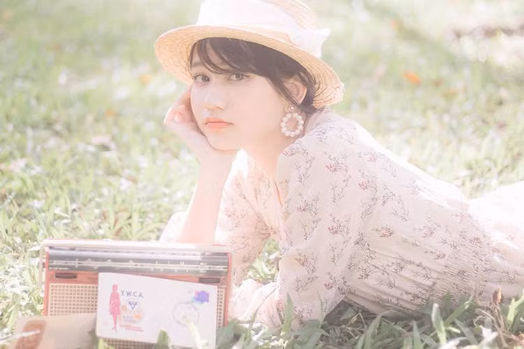 Trước "Mắt biếc", Trúc Anh từng đóng một số phim chiếu web như "Ê! Nhỏ lớp trưởng", "Hoàng hôn đến từ bình minh", "Nhà nàng ở cạnh nhà tôi".