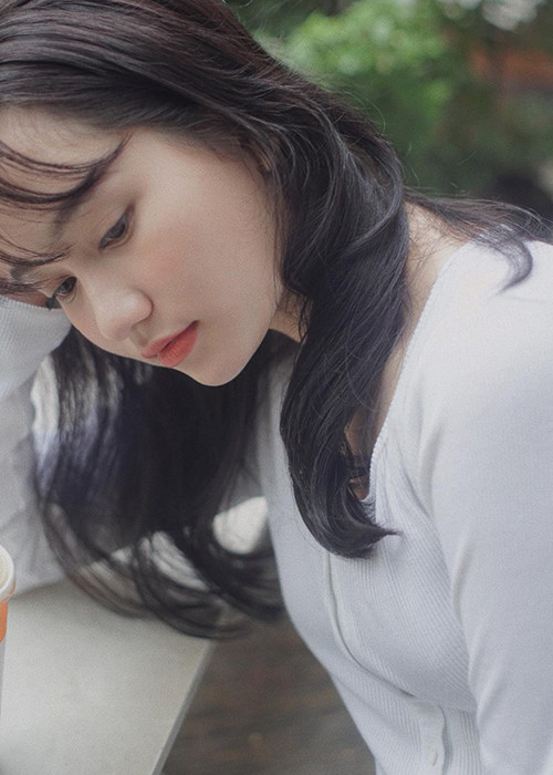 Trúc Anh sở hữu gương mặt bầu bĩnh, chiếc mũi cao, đôi môi hình trái tim cùng đôi mắt trong veo, ngây thơ.