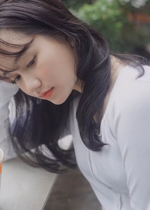 Trúc Anh sở hữu gương mặt bầu bĩnh, chiếc mũi cao, đôi môi hình trái tim cùng đôi mắt trong veo, ngây thơ.