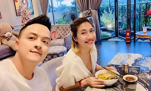 Loat sao Viet tran tinh khi bi nghi da deu Truong The Vinh-Hinh-10