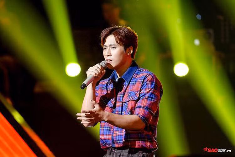 Khi bước vào vòng thi Đối đầu cùng hot boy Bo Bắp, Đức Thịnh bị HLV Hồ Hoài Anh chê thiếu nam tính trong giọng hát. Ảnh: Saostar