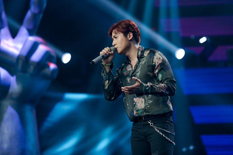 Học trò của Tuấn Ngọc ở vòng thi Giấu mặt thể hiện ca khúc “Cần lắm”. Ảnh: VOV