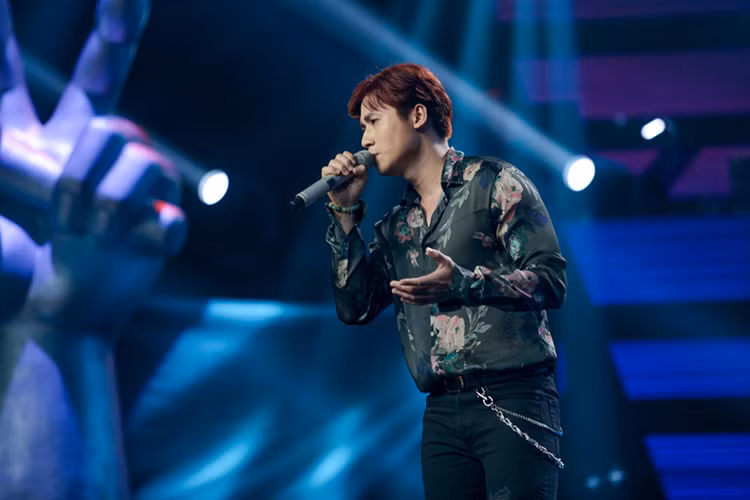 Học trò của Tuấn Ngọc ở vòng thi Giấu mặt thể hiện ca khúc “Cần lắm”. Ảnh: VOV