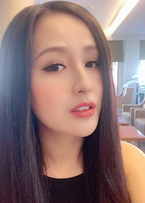 Với diện mạo vạn người mê hiện tại, nàng hoa hậu nhiều lần vướng nghi vấn dao kéo nhưng cô chưa một lần lên tiếng. Ảnh: FBNV