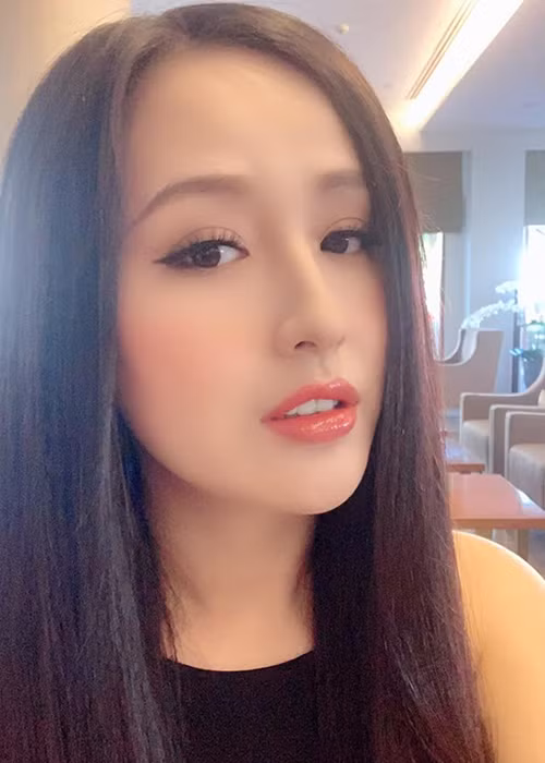 Với diện mạo vạn người mê hiện tại, nàng hoa hậu nhiều lần vướng nghi vấn dao kéo nhưng cô chưa một lần lên tiếng. Ảnh: FBNV