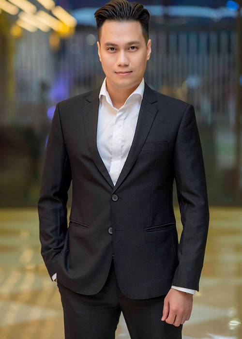 Năm 2017, Việt Anh sửa lại răng khiến hàm răng của anh đều tăm tắp.