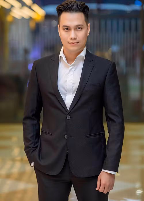 Năm 2017, Việt Anh sửa lại răng khiến hàm răng của anh đều tăm tắp.