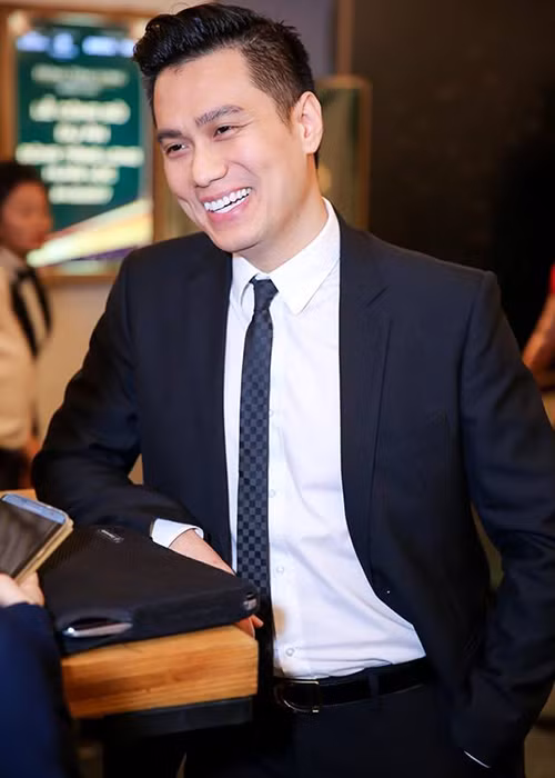 Một số người hâm mộ tỏ ra tiếc nuối nụ cười duyên của Việt Anh khi chiếc răng khểnh của anh đã không còn.