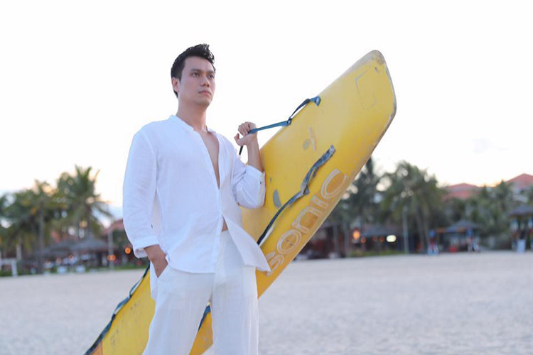 Nam diễn viên phim “Người phán xử” còn khiến fan mê mệt bởi phong cách lịch lãm.