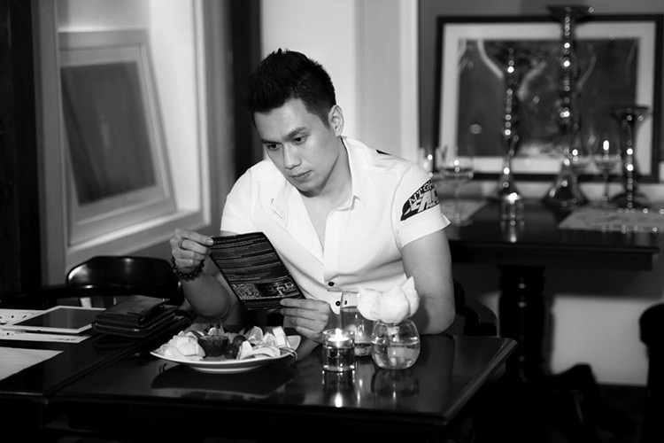 Mặc dù gương mặt của Việt Anh bắt đầu đã có những dấu hiệu tuổi tác nhưng không thể phủ nhận anh vẫn điển trai.