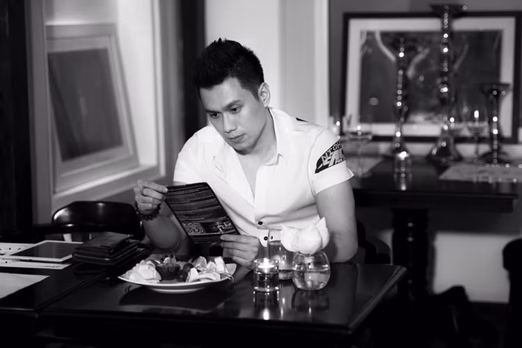 Mặc dù gương mặt của Việt Anh bắt đầu đã có những dấu hiệu tuổi tác nhưng không thể phủ nhận anh vẫn điển trai.