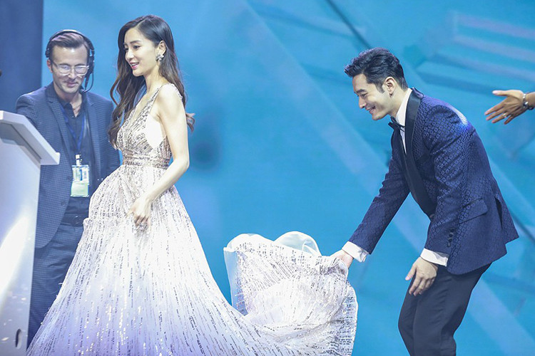 Cách đây không lâu, Huỳnh Hiểu Minh gây xôn xao khi nâng váy giúp vợ. Tuy nhiên, một số bằng chứng cho thấy, cả hai có thể đang diễn sâu.