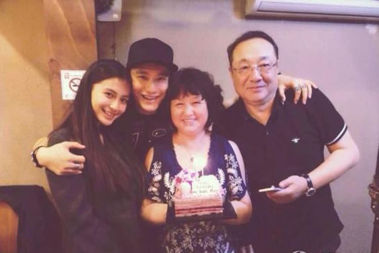 Angelababy được lòng bố mẹ của Huỳnh Hiểu Minh từ khi hẹn hò nên sau khi về làm dâu, cô không gặp bất kì khó khăn nào.