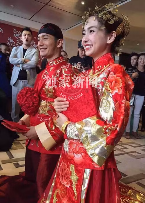 Trước khi tổ chức đám cưới hoành tráng, Huỳnh Hiểu Minh - Angelababy có 6 năm hẹn hò đầy ngọt ngào.