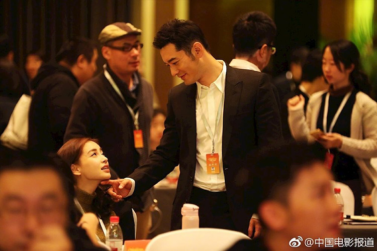 Trước công chúng, cặp đôi luôn trao cho nhau ánh mắt yêu thương, cái nắm tay ấm áp.