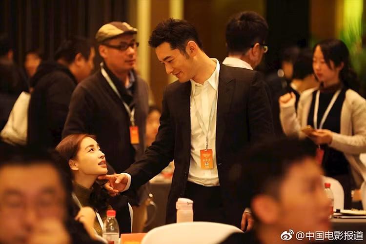 Trước công chúng, cặp đôi luôn trao cho nhau ánh mắt yêu thương, cái nắm tay ấm áp.