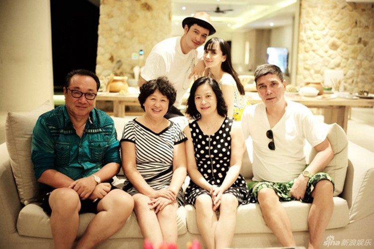 Vợ chồng Huỳnh Hiểu Minh thường đưa bố mẹ hai bên đi du lịch.