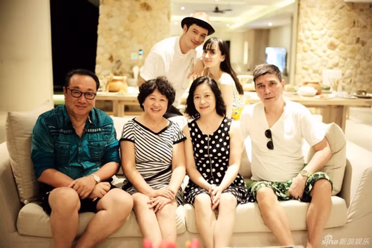 Vợ chồng Huỳnh Hiểu Minh thường đưa bố mẹ hai bên đi du lịch.