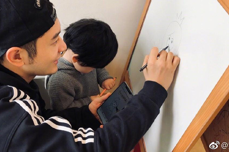 Không ai ngờ rằng cặp đôi vàng của làng giải trí Trung Quốc cũng vướng tin đồn hôn nhân gặp trục trặc khi cả hai không còn xuất hiện bên nhau.