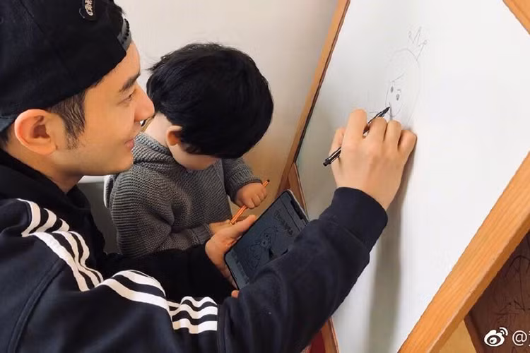 Không ai ngờ rằng cặp đôi vàng của làng giải trí Trung Quốc cũng vướng tin đồn hôn nhân gặp trục trặc khi cả hai không còn xuất hiện bên nhau.