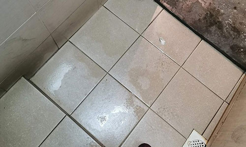 Theo thông tin ban đầu, vào khoảng 11h tối 17/7, trong lúc vào nhà vệ sinh, một khách hàng đã thấy một chiếc bàn chải vứt ở trong góc. Được biết, vị khách này đã rất nhiều lần thấy chiếc bàn chải để ở góc này nhưng không hề có ai dọn đi nên anh ta tỏ ra nghi ngờ.