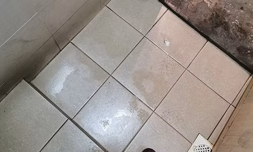 Theo thông tin ban đầu, vào khoảng 11h tối 17/7, trong lúc vào nhà vệ sinh, một khách hàng đã thấy một chiếc bàn chải vứt ở trong góc. Được biết, vị khách này đã rất nhiều lần thấy chiếc bàn chải để ở góc này nhưng không hề có ai dọn đi nên anh ta tỏ ra nghi ngờ.