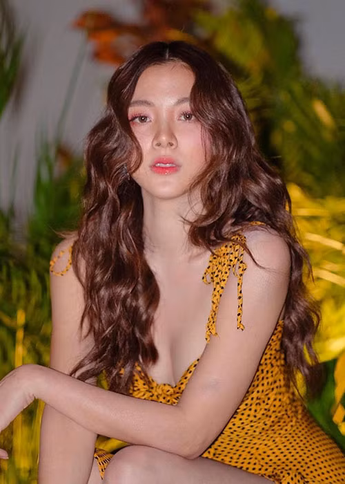 Baifern sinh năm 1992, nổi tiếng từ nhỏ với các vai diễn trong những bộ phim truyền hình.