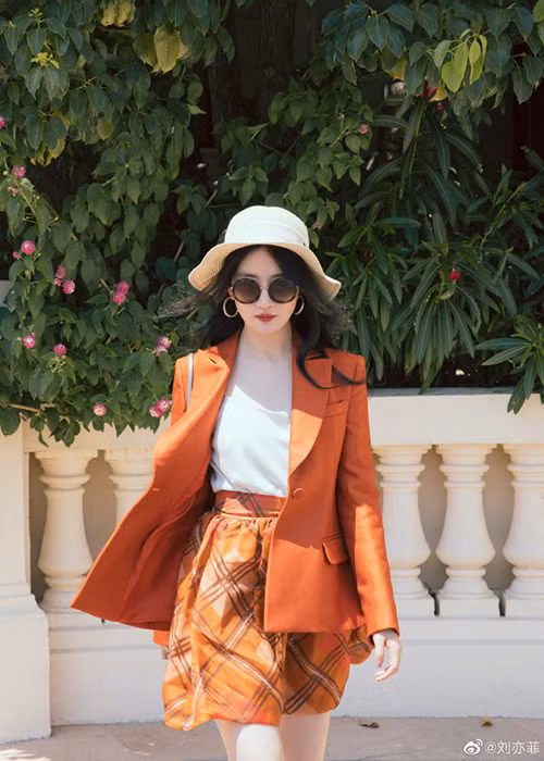 Giữa tin đồn có tình mới, Lưu Diệc Phi vẫn giữ im lặng. Tuy nhiên, trên trang cá nhân, cô mới khoe loạt ảnh của mình do người tình tin đồn chụp.