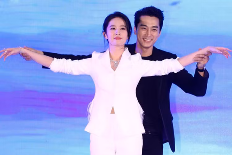 Lưu Diệc Phi vốn từng hẹn hò Song Seung Hun sau khi đóng chung phim "Tình yêu thứ ba" phát sóng năm 2015.